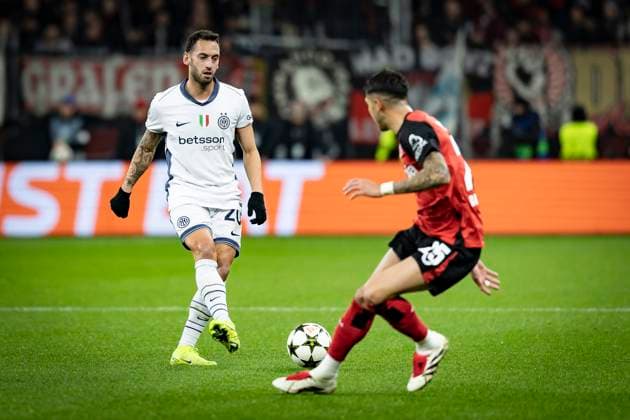 UEFA Champions League, Bayer 04 Leverkusen - Inter Mailand; 10.12.2024 Hakan Calhanoglu (Inter Mailand, 20) passt, Exequiel Palacios (Bayer 04 Leverkusen, 25) hat das Nachsehen; UEFA Champions League, Bayer 04 Leverkusen - Inter Mailand, Spieltag 6 am 10.12.2024 in der BayArena in Leverkusen. Copyright: xBEAUTIFULxSPORTS AxelxKohringx