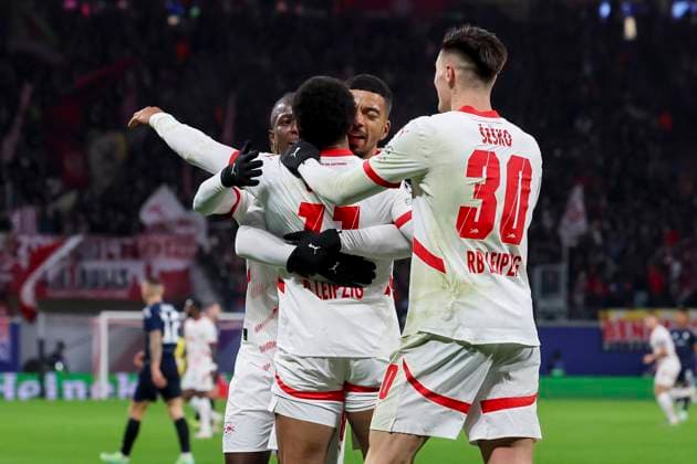Lois Openda (RB Leipzig) bejubelt seinen Treffer mit den Teamkollegen, UEFA Champions League 2024 25 League Phase MD6, RB Leipzig v Aston Villa FC, Red Bull Arena am 10. December 2024 in Leipzig, Deutschland. (Foto von Marco Steinbrenner DeFodi Images) Lois Openda (RB Leipzig) celebrates his goal with teammates, UEFA Champions League 2024 25 League Phase MD6, RB Leipzig v Aston Villa FC, Red Bull Arena (Leipzig), December 10, 2024 in Leipzig, Germany. (Photo by Marco Steinbrenner DeFodi Images) Defodi-700_leipzig_aston_20241210_023
