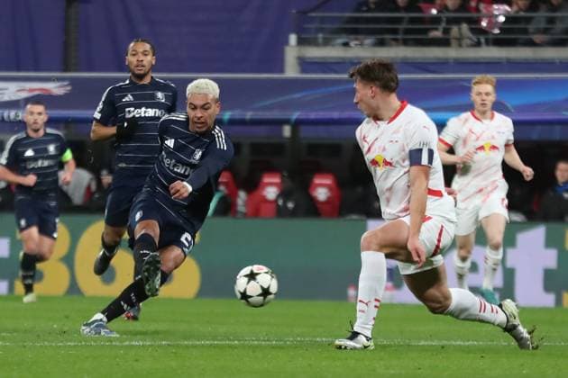 UEFA Champions League: RB Leipzig vs. Aston Villa FC, 10.12.24 Morgan Rogers (27, Aston Villa) beim Schuss. Fussball, UEFA Champions League, Saison 2024 2025: RB Leipzig vs. Aston Villa FC am 10.12.24 in der Red Bull Arena, Leipzig. Copyright: xBEAUTIFULxSPORTS JanxKaeferx