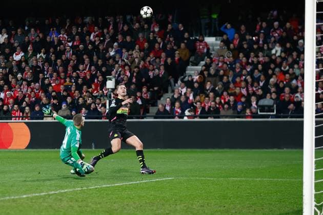 GUINGAMP, 10-12-2024. Stade de Roudourou. UEFA Champions League season 2024 25, match between PSV and Stade Brest 29, Stade Brest goalkeeper Marco Bizot, PSV player Luuk de Jong Brest - PSV  x26977002x Copyright: