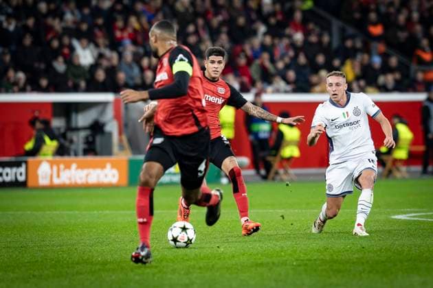 UEFA Champions League, Bayer 04 Leverkusen - Inter Mailand; 10.12.2024 Davide Frattesi (Inter Mailand, 16), Piero Hincapie (Bayer 04 Leverkusen, 3), Jonathan Tah (Bayer 04 Leverkusen, 4); UEFA Champions League, Bayer 04 Leverkusen - Inter Mailand, Spieltag 6 am 10.12.2024 in der BayArena in Leverkusen. Copyright: xBEAUTIFULxSPORTS AxelxKohringx