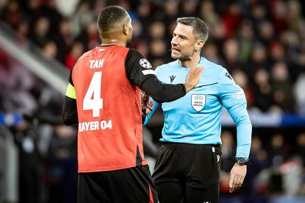 UEFA Champions League, Bayer 04 Leverkusen - Inter Mailand; 10.12.2024 Jonathan Tah (Bayer 04 Leverkusen, 4) diskutiert mit Schiedsrichter Slavko Vincic (Slowenien); UEFA Champions League, Bayer 04 Leverkusen - Inter Mailand, Spieltag 6 am 10.12.2024 in der BayArena in Leverkusen. Copyright: xBEAUTIFULxSPORTS AxelxKohringx