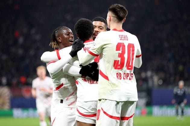 10.12.2024, xtgx, Fussball UEFA Champions League, RB Leipzig - Aston Villa emspor, v.l. Torjubel nach dem Tor zum celebrating the goal celebrate 1:1 durch Lois Openda (RB Leipzig) (DFL DFB REGULATIONS PROHIBIT ANY USE OF PHOTOGRAPHS as IMAGE SEQUENCES and or QUASI-VIDEO) Leipzig