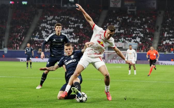 Lucas Digne, Christoph Baumgartner Zweikampf Spielszene Aktion Fußball Fussball UEFA Champions League UCL Herren 6. Spieltag Saison 2024 2025 10.12.2024 Rasen Ballsport RB Leipzig RBL vs Aston Villa DFL regulations prohibit any use of photographs as image sequences and or quasi-video.