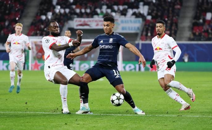 Lutsharel Geertruida, Ollie Watkins am Ball, Benjamin Henrichs Zweikampf Spielszene Aktion Fußball Fussball UEFA Champions League UCL Herren 6. Spieltag Saison 2024 2025 10.12.2024 Rasen Ballsport RB Leipzig RBL vs Aston Villa DFL regulations prohibit any use of photographs as image sequences and or quasi-video.