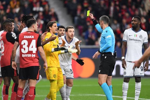 Schiedsrichter Slavko Vincic (Slowenien) zeigt Carlos Augusto (Inter Mailand) die gelbe Karte waehrend des Spiels der UEFA Champions League 2024 25 Ligen-Phase 6. Spieltag zwischen Bayer 04 Leverkusen und Inter Mailand, BayArena am 10. December 2024 in Leverkusen, Deutschland. (Foto von Ralf Treese DeFodi Images) +++ Schiedsrichter Slavko Vincic (Slowenien) zeigt Carlos Augusto (Inter Mailand) die gelbe Karte during the UEFA Champions League 2024 25 League Phase MD6 match between Bayer 04 Leverkusen and FC Internazionale Milano at BayArena on December 10, 2024 in Leverkusen, Germany. Defodi-521_LEVINT20241210_008