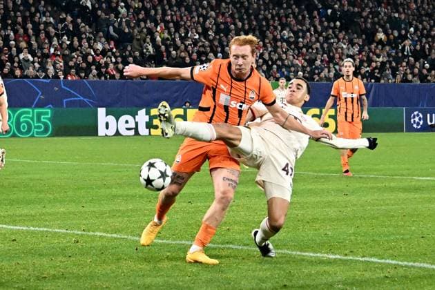 10.12.2024, xsltx, Fussball UEFA Champions League, Schachtar Donezk - FC Bayern München emspor, v.l. Yukhym Konoplia Konoplya (Shakhtar Donetsk) Jamal Musiala (FC Bayern Muenchen) Zweikampf, Aktion, action, battle for the ball (DFL DFB REGULATIONS PROHIBIT ANY USE OF PHOTOGRAPHS as IMAGE SEQUENCES and or QUASI-VIDEO) Gelsenkirchen