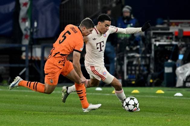 10.12.2024, xsltx, Fussball UEFA Champions League, Schachtar Donezk - FC Bayern München emspor, v.l. Valeriy Bondar (Shakhtar Donetsk) Jamal Musiala (FC Bayern Muenchen) Zweikampf, Aktion, action, battle for the ball (DFL DFB REGULATIONS PROHIBIT ANY USE OF PHOTOGRAPHS as IMAGE SEQUENCES and or QUASI-VIDEO) Gelsenkirchen