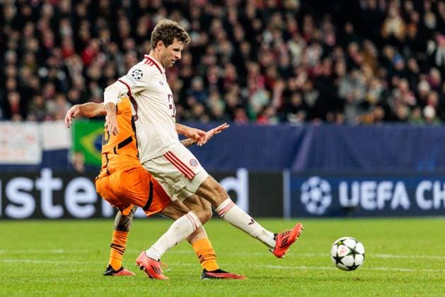 UEFA Champions League: FC Shakhtar Donetsk - FC Bayern München; 10.12.2024 Thomas Müller (FC Bayern München, 25) am Ball UEFA Champions League: FC Shakhtar Donetsk - FC Bayern München, Gelsenkirchen, Arena auf Schalke am 10.12.2024 Copyright: xBEAUTIFULxSPORTS Wunderlx
