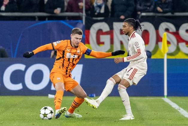 UEFA Champions League: FC Shakhtar Donetsk - FC Bayern München; 10.12.2024 Michael Olise (FC Bayern München, 17), Mykola Matviyenko (FC Shakhtar Donetsk, 22) UEFA Champions League: FC Shakhtar Donetsk - FC Bayern München; Arena AufSchalke, Gelsenkirchen; 10.12.2024 Copyright: xBEAUTIFULxSPORTS Buriakovx