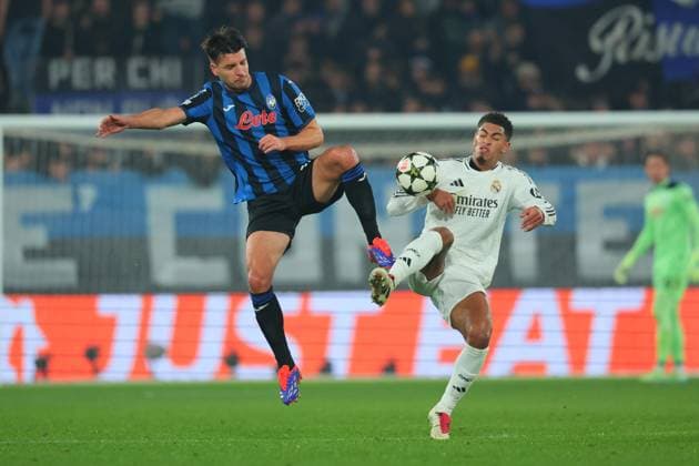 December 10, 2024, Bergamo, Italia: Real Madrid s Jude Bellingham and Atalanta s Berat Djimsiti during the UEFA Champions League soccer match between Atalanta BC and Real Madrid CF at Bergamo Stadium in Bergamo, Italy, 10 December 2024. .ANSA MICHELE MARAVIGLIA Soccer: Champions League; Atalanta-Real Madrid  - ZUMAa110 20241210_zaf_a110_012 Copyright: xMichelexMaravigliax