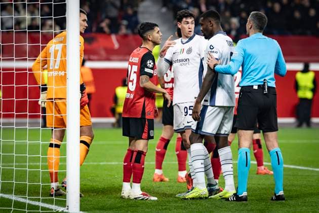 UEFA Champions League, Bayer 04 Leverkusen - Inter Mailand; 10.12.2024 Schiedsrichter Slavko Vincic (Slowenien) sortiert vor dem Eckball Alessandro Bastioni (Inter Mailand, 95), Marcus Thuram (Inter Mailand, 9) und Exequiel Palacios (Bayer 04 Leverkusen, 25); UEFA Champions League, Bayer 04 Leverkusen - Inter Mailand, Spieltag 6 am 10.12.2024 in der BayArena in Leverkusen. Copyright: xBEAUTIFULxSPORTS AxelxKohringx