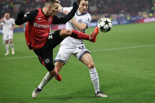 GER, UEFA CL, Bayer 04 Leverkusen (GER) vs. Inter Mailand (ITA), 10.12.2024, BayArena, Leverkusen, GER, UEFA CL, Bayer 04 Leverkusen (GER) vs. Inter Mailand (ITA), , im Bild: Alex Grimaldo (Leverkusen 20), im Zweikampf gegen Matteo Darmian (Inter Mailand 36),