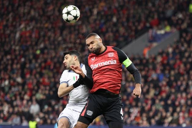 GER, UEFA CL, Bayer 04 Leverkusen (GER) vs. Inter Mailand (ITA), 10.12.2024, BayArena, Leverkusen, GER, UEFA CL, Bayer 04 Leverkusen (GER) vs. Inter Mailand (ITA), , im Bild: Kopfballduell zwischen Jonathan Tah (Leverkusen 4), Mehdi Taremi (Inter Mailand 99),