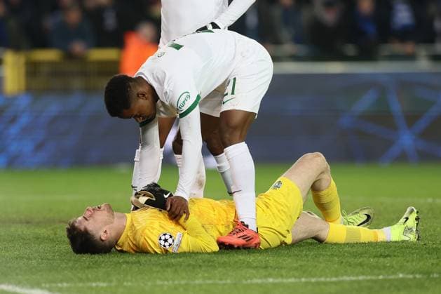 Sporting s goalkeeper Franco Israel lies injured on the ground during a soccer game between Belgian Club Brugge KV and Portuguese club Sporting CP, Tuesday 10 December 2024 in Brugge, on the sixth day of the UEFA Champions League league phase. BRUNOxFAHY  x107896198x