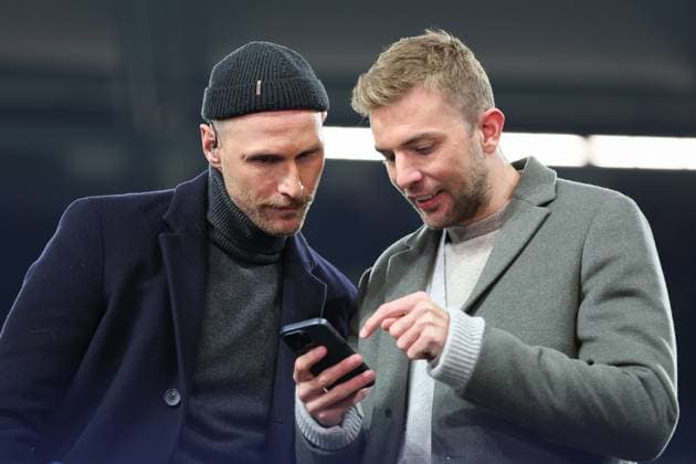 UEFA Champions League - Schachtar Donezk - FC Bayern München am 10.12.2024 in der Veltins Arena in Gelsenkirchen Benedikt Höwedes Hoewedes und Christoph Kramer