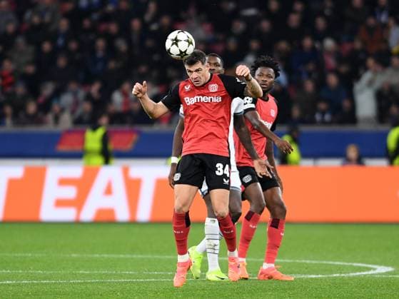 Granit Xhaka (Bayer 04 Leverkusen) in Aktion, am Ball, Einzelaktion waehrend des Spiels der UEFA Champions League 2024 25 Ligen-Phase 6. Spieltag zwischen Bayer 04 Leverkusen und Inter Mailand, BayArena am 10. December 2024 in Leverkusen, Deutschland. (Foto von Ralf Treese DeFodi Images) +++ Granit Xhaka (Bayer 04 Leverkusen) in Aktion, am Ball, Einzelaktion during the UEFA Champions League 2024 25 League Phase MD6 match between Bayer 04 Leverkusen and FC Internazionale Milano at BayArena on December 10, 2024 in Leverkusen, Germany. Defodi-521_LEVINT20241210_011