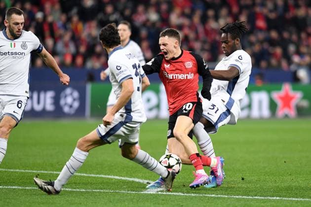 Matteo Darmian (Inter Mailand), Florian Wirtz (Bayer 04 Leverkusen) und Yann Bisseck (Inter Mailand) im Zweikampf waehrend des Spiels der UEFA Champions League 2024 25 Ligen-Phase 6. Spieltag zwischen Bayer 04 Leverkusen und Inter Mailand, BayArena am 10. December 2024 in Leverkusen, Deutschland. (Foto von Ralf Treese DeFodi Images) +++ Matteo Darmian (Inter Mailand), Florian Wirtz (Bayer 04 Leverkusen) und Yann Bisseck (Inter Mailand) im Zweikampf during the UEFA Champions League 2024 25 League Phase MD6 match between Bayer 04 Leverkusen and FC Internazionale Milano at BayArena on December 10, 2024 in Leverkusen, Germany. Defodi-521_LEVINT20241210_013