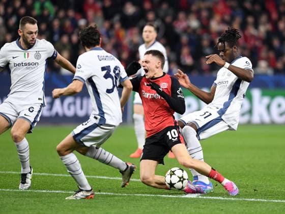 Matteo Darmian (Inter Mailand), Florian Wirtz (Bayer 04 Leverkusen) und Yann Bisseck (Inter Mailand) im Zweikampf waehrend des Spiels der UEFA Champions League 2024 25 Ligen-Phase 6. Spieltag zwischen Bayer 04 Leverkusen und Inter Mailand, BayArena am 10. December 2024 in Leverkusen, Deutschland. (Foto von Ralf Treese DeFodi Images) +++ Matteo Darmian (Inter Mailand), Florian Wirtz (Bayer 04 Leverkusen) und Yann Bisseck (Inter Mailand) im Zweikampf during the UEFA Champions League 2024 25 League Phase MD6 match between Bayer 04 Leverkusen and FC Internazionale Milano at BayArena on December 10, 2024 in Leverkusen, Germany. Defodi-521_LEVINT20241210_014