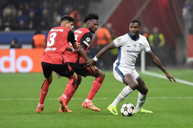 Piero Hincapie (Bayer 04 Leverkusen), Edmond Tapsoba (Bayer 04 Leverkusen) und Marcus Thuram (Inter Mailand) im Zweikampf waehrend des Spiels der UEFA Champions League 2024 25 Ligen-Phase 6. Spieltag zwischen Bayer 04 Leverkusen und Inter Mailand, BayArena am 10. December 2024 in Leverkusen, Deutschland. (Foto von Ralf Treese DeFodi Images) +++ Piero Hincapie (Bayer 04 Leverkusen), Edmond Tapsoba (Bayer 04 Leverkusen) und Marcus Thuram (Inter Mailand) im Zweikampf during the UEFA Champions League 2024 25 League Phase MD6 match between Bayer 04 Leverkusen and FC Internazionale Milano at BayArena on December 10, 2024 in Leverkusen, Germany. Defodi-521_LEVINT20241210_019
