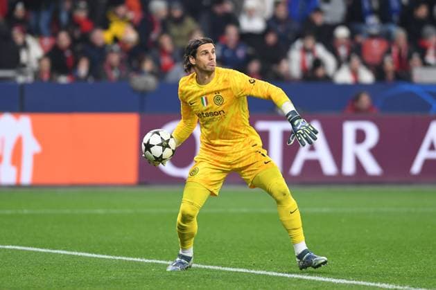 Torwart Yann Sommer (Inter Mailand) in Aktion, am Ball, Einzelaktion waehrend des Spiels der UEFA Champions League 2024 25 Ligen-Phase 6. Spieltag zwischen Bayer 04 Leverkusen und Inter Mailand, BayArena am 10. December 2024 in Leverkusen, Deutschland. (Foto von Ralf Treese DeFodi Images) +++ Torwart Yann Sommer (Inter Mailand) in Aktion, am Ball, Einzelaktion during the UEFA Champions League 2024 25 League Phase MD6 match between Bayer 04 Leverkusen and FC Internazionale Milano at BayArena on December 10, 2024 in Leverkusen, Germany. Defodi-521_LEVINT20241210_021