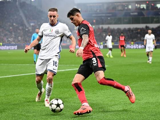 Davide Frattesi (Inter Mailand) und Piero Hincapie (Bayer 04 Leverkusen) im Zweikampf waehrend des Spiels der UEFA Champions League 2024 25 Ligen-Phase 6. Spieltag zwischen Bayer 04 Leverkusen und Inter Mailand, BayArena am 10. December 2024 in Leverkusen, Deutschland. (Foto von Ralf Treese DeFodi Images) +++ Davide Frattesi (Inter Mailand) und Piero Hincapie (Bayer 04 Leverkusen) im Zweikampf during the UEFA Champions League 2024 25 League Phase MD6 match between Bayer 04 Leverkusen and FC Internazionale Milano at BayArena on December 10, 2024 in Leverkusen, Germany. Defodi-521_LEVINT20241210_023