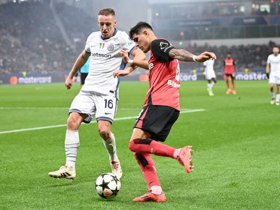 Davide Frattesi (Inter Mailand) und Piero Hincapie (Bayer 04 Leverkusen) im Zweikampf waehrend des Spiels der UEFA Champions League 2024 25 Ligen-Phase 6. Spieltag zwischen Bayer 04 Leverkusen und Inter Mailand, BayArena am 10. December 2024 in Leverkusen, Deutschland. (Foto von Ralf Treese DeFodi Images) +++ Davide Frattesi (Inter Mailand) und Piero Hincapie (Bayer 04 Leverkusen) im Zweikampf during the UEFA Champions League 2024 25 League Phase MD6 match between Bayer 04 Leverkusen and FC Internazionale Milano at BayArena on December 10, 2024 in Leverkusen, Germany. Defodi-521_LEVINT20241210_024