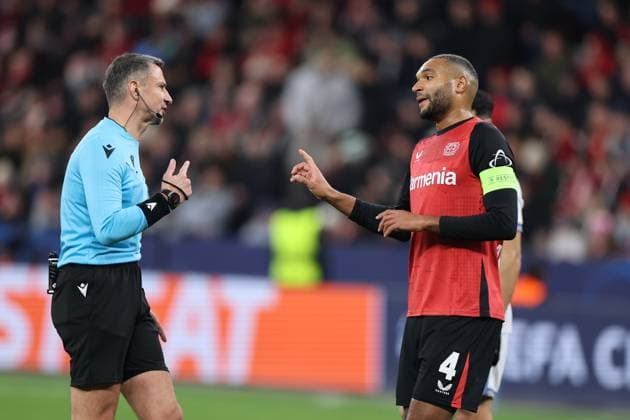 GER, UEFA CL, Bayer 04 Leverkusen (GER) vs. Inter Mailand (ITA), 10.12.2024, BayArena, Leverkusen, GER, UEFA CL, Bayer 04 Leverkusen (GER) vs. Inter Mailand (ITA), , im Bild: Jonathan Tah (Leverkusen 4), diskutiert mit dem Schiedsrichter