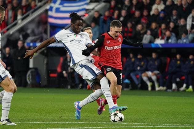 Fussball, UEFA Champions League 2024 2025, Bayer 04 Leverkusen - Inter Mailand 10.12.2024 Bayarena Leverkusen, yann bisseck, inter mailand Florian Wirtz, Bayer 04 Leverkusen,