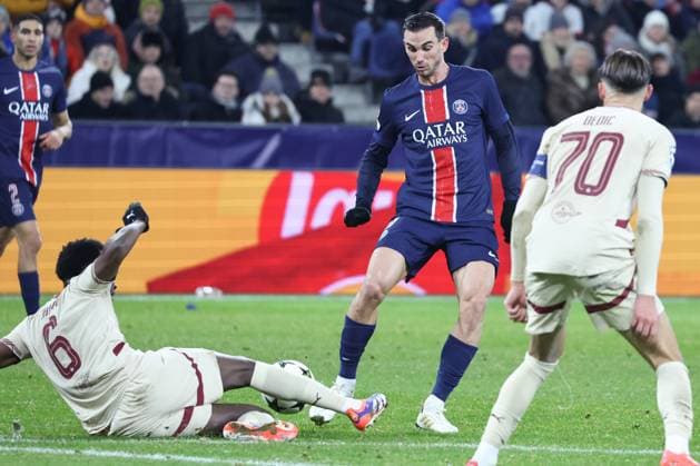 SOCCER - UEFA CL, RBS vs PSG SALZBURG,AUSTRIA,10.DEC.24 - SOCCER - UEFA Champions League, Red Bull Salzburg vs Paris Saint German. Image shows Samson Baidoo (RBS) and Achraf Hakimi (PSG).  GEPAxpictures xDavidxGeieregger
