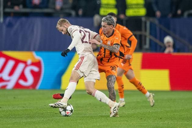 10.12.2024, Fussball: UEFA Champions League, Saison 2024 2025, Spieltag 06, Shakhtar Donetsk - FC Bayern Muenchen in der Veltins-Arena in Gelsenkirchen. Zweikampf zwischen Konrad Laimer (FC Bayern Muenchen, 27) und Marlon Gomes (Shakhtar Donetsk, 30). Foto: Kirchner-Media TH Copyright: xKirchner-Media THx