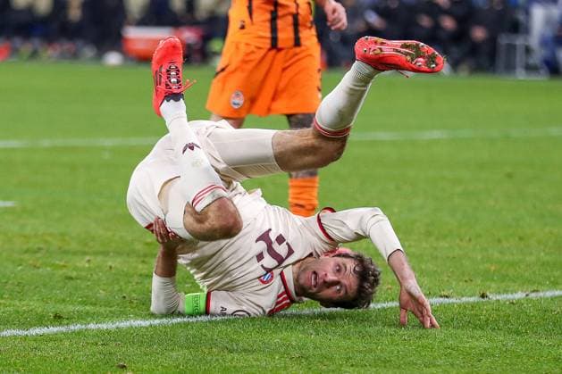 Sport Bilder des Tages 10.12.2024, Fußball, UEFA Champions League, Schachtar Donezk - FC Bayern München, Arena AufSchalke Gelsenkirchen, 8. Spieltag Saison 2024 2025: Torjubel nach dem 2:1 Tor durch Thomas Müller (Bayern 25) - Thomas Müller (Bayern 25) rollt sich mit einem Rückwertsroller nach dem Torschuss ab. DFB regulations prohibit any use of photographs as image sequences and or quasi-video. Nordrhein-Westfalen Deutschland
