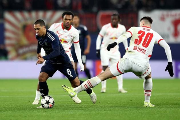 10.12.2024, xtgx, Fussball UEFA Champions League, RB Leipzig - Aston Villa emspor, v.l. Youri Tielemans (Aston Villa FC) Lois Openda (RB Leipzig) Benjamin Sesko (RB Leipzig) Zweikampf, Aktion, action, battle for the ball (DFL DFB REGULATIONS PROHIBIT ANY USE OF PHOTOGRAPHS as IMAGE SEQUENCES and or QUASI-VIDEO) Leipzig