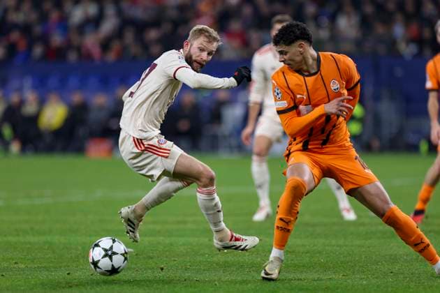 Gelsenkirchen, Deutschland, 10.12.24: Konrad Laimer (FC Bayern München) und Alaa Ghram (FC Shakhtar Donetsk) im Kampf um den Ball waehrend des Spiels der Champions League Gruppenphasen zwischen FC Shakhtar Donetsk vs FC Bayern München in der Arena AufSchalke Gelsenkirchen Arena AufSchalke North Rhine-Westphalia Germany Copyright: xBrauer-Fotoagenturx xAdrianxSchlx