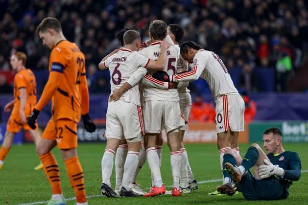 Gelsenkirchen, Deutschland, 10.12.24: Thomas Müller (FC Bayern München) Torjubel, jubelt mit seiner Mannschaft nach denm Treffer zum 1:2 waehrend des Spiels der Champions League Gruppenphasen zwischen FC Shakhtar Donetsk vs FC Bayern München in der Arena AufSchalke Gelsenkirchen Arena AufSchalke North Rhine-Westphalia Germany Copyright: xBrauer-Fotoagenturx xAdrianxSchlx