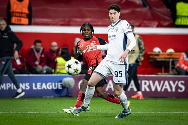 UEFA Champions League, Bayer 04 Leverkusen - Inter Mailand; 10.12.2024 Jeremie Frimpong (Bayer 04 Leverkusen, 30) setz sich gegen Alessandro Bastioni (Inter Mailand, 95) durch; UEFA Champions League, Bayer 04 Leverkusen - Inter Mailand, Spieltag 6 am 10.12.2024 in der BayArena in Leverkusen. Copyright: xBEAUTIFULxSPORTS AxelxKohringx