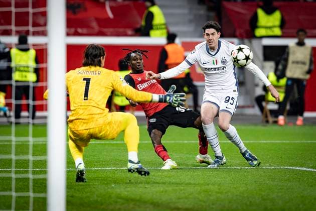 UEFA Champions League, Bayer 04 Leverkusen - Inter Mailand; 10.12.2024 Großchance für Bayer 04 Leverkusen durch Jeremie Frimpong (Bayer 04 Leverkusen, 30) gegen Alessandro Bastioni (Inter Mailand, 95) und Yann Sommer (Inter Mailand, 1); UEFA Champions League, Bayer 04 Leverkusen - Inter Mailand, Spieltag 6 am 10.12.2024 in der BayArena in Leverkusen. Copyright: xBEAUTIFULxSPORTS AxelxKohringx