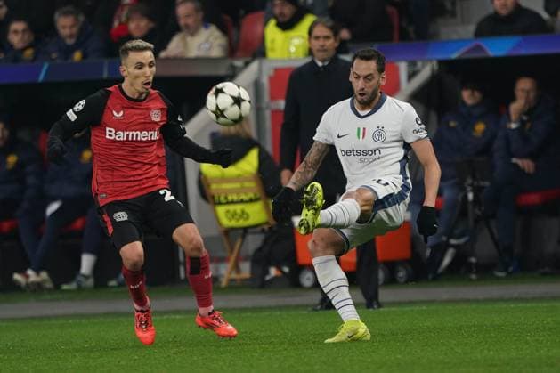 Fussball, UEFA Champions League 2024 2025, Bayer 04 Leverkusen - Inter Mailand 10.12.2024 Bayarena Leverkusen, Alexjandro Grimaldo , Bayer 04 Leverkusen hakan calhanoglu inter mailand