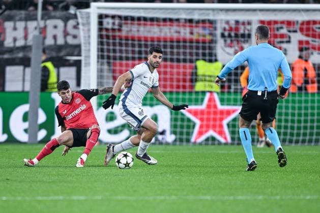 10.12.2024, Fussball, Champions League, 6. Spieltag, Saison 2024 2025, Bayer 04 Leverkusen - Inter Mailand, Exequiel Palacios (Bayer Leverkusen), Mehdi Taremi (Inter Mailand), xRHR-FOTO TKx Copyright: RHR-FOTOx RHR-FOTO TK