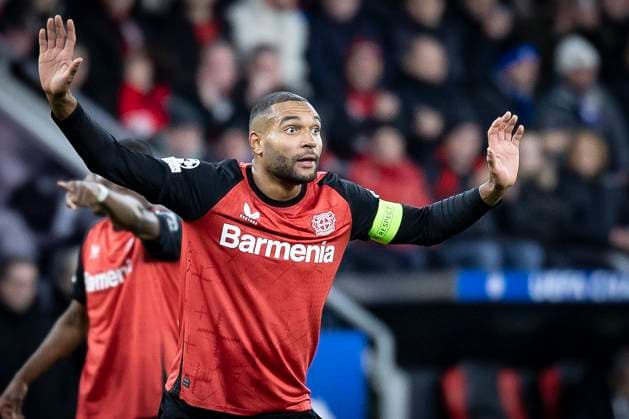 UEFA Champions League, Bayer 04 Leverkusen - Inter Mailand; 10.12.2024 Jonathan Tah (Bayer 04 Leverkusen, 4) ist anderer Meinung als der Schiedsrichter Slavko Vincic (Slowenien); UEFA Champions League, Bayer 04 Leverkusen - Inter Mailand, Spieltag 6 am 10.12.2024 in der BayArena in Leverkusen. Copyright: xBEAUTIFULxSPORTS AxelxKohringx