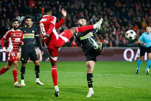 GUINGAMP, 10-12-2024. Stade de Roudourou. UEFA Champions League season 2024 25, match between PSV and Stade Brest 29, Stade Brest player Edimilson Fernandes, PSV player Ismael Saibari Brest - PSV  x26978207x Copyright: