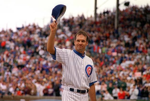Archivbilder der Woche SPORT KW50 September 20, 1997, Chicago, IL - Illinois, USA - United States: The Chicago Cubs Ryne Sandberg tips his hat to the crowd in his final series at Wrigley Field on Sept. 20, 1997. Sandberg hit .264 in his final season and ended up with a .285 career average. Chicago USA - United States - ZUMAm67_ 19970920_zaf_m67_001 Copyright: xBonniexTrafeletx