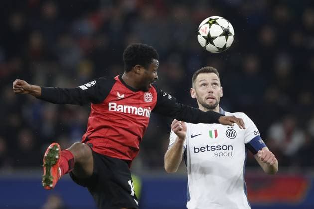 LEVERKUSEN - (l-r) Nathan Tella of Bayer 04 Leverkusen Stefan de Vrij of FC Internazionale Milano during the UEFA Champions league match between Bayer 04 Leverkusen and FC Internazionale Milano at the Bay Arena on Dec. 10, 2024 in Leverkusen, Germany. ANP Hollandse Hoogte BART STOUTJESDIJK UEFA Champions League 2024 25 League phase 6 2024 25 xVIxANPxSportx xBartxStoutjesdijkxIVx 515412903 originalFilename: 515412903.jpg