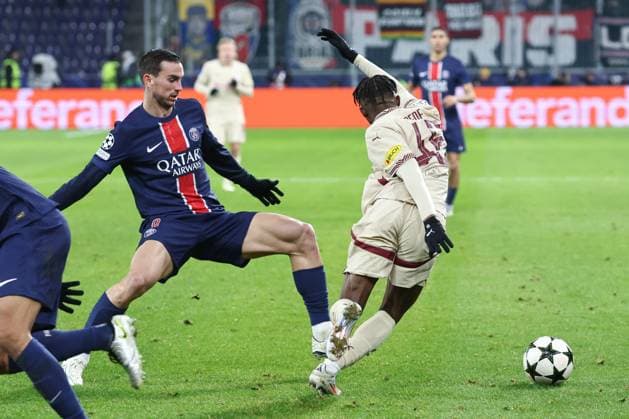 SOCCER - UEFA CL, RBS vs PSG SALZBURG,AUSTRIA,10.DEC.24 - SOCCER - UEFA Champions League, Red Bull Salzburg vs Paris Saint German. Image shows Fabian Ruiz (PSG) and Dorgeles Nene (RBS).  GEPAxpictures xDavidxGeieregger
