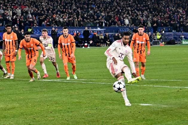 10.12.2024, xsltx, Fussball UEFA Champions League, Schachtar Donezk - FC Bayern München emspor, v.l. Michael Olise (FC Bayern Muenchen) Torschuetze, erzielt das Tor, Treffer, scores the goal 1:3 (DFL DFB REGULATIONS PROHIBIT ANY USE OF PHOTOGRAPHS as IMAGE SEQUENCES and or QUASI-VIDEO) Gelsenkirchen