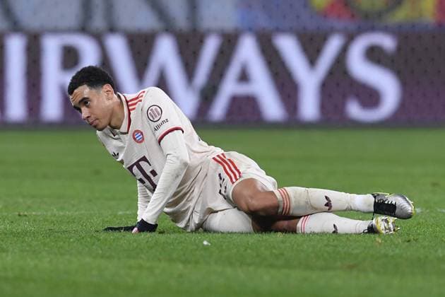 Fußball UEFA Champions League 6. Spieltag Schachtar Donezk - FC Bayern München am 10.12.2024 in der Arena AufSchalke in Gelsenkirchen Jamal Musiala ( München ) verletzt am Boden