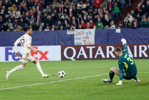 Bild: v.l. Michael Olise (FC Bayern Muenchen, 17) Goal scored, erzielt das Tor zum 5:1, celebrate the goal 10.12.2024, Fussball, Champions League, Schachtar Donezk - Bayern Muenchen, GER, Gelsenkirchen, Arena AufSchalke. Copyright: HMBxMedia xHeikoxBecker