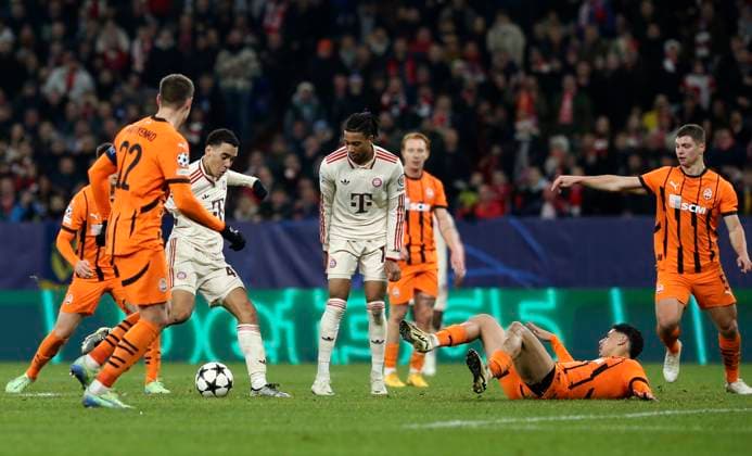 10.12.2024, Fussball UEFA Champions League 2024 2025, 6.Spieltag, Schachtar Donezk - FC Bayern München, in der Veltins-Arena Gelsenkirchen. Torschuss Jamal Musiala (FC Bayern München) zum 4:1.