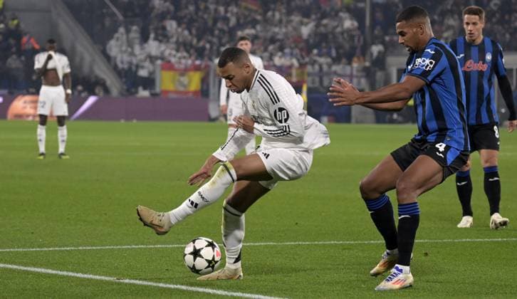 Foto IPP Paolo Bona Bergamo 10 12 2024 UEFA Champions League di Calcio stagione 2024 2025 partita Atalanta-Real Madrid Nella foto Kylian Mbappe e Isak Hien Italy Photo Press Worldwide Copyright italy Italy ITALY  Copyright: xR4924_italyphotopressx