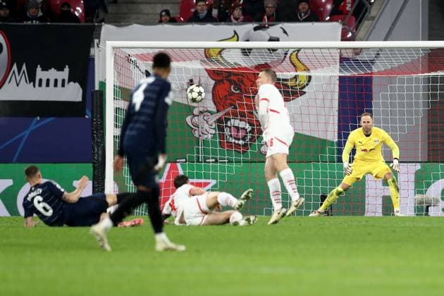 Sport Bilder des Tages 10.12.2024, xtgx, Fussball UEFA Champions League, RB Leipzig - Aston Villa emspor, v.l. Ross Barkley (Aston Villa FC) Torschuetze, erzielt das Tor, Treffer, scores the goal 2:3 Peter Gulacsi (RB Leipzig) (DFL DFB REGULATIONS PROHIBIT ANY USE OF PHOTOGRAPHS as IMAGE SEQUENCES and or QUASI-VIDEO) Leipzig
